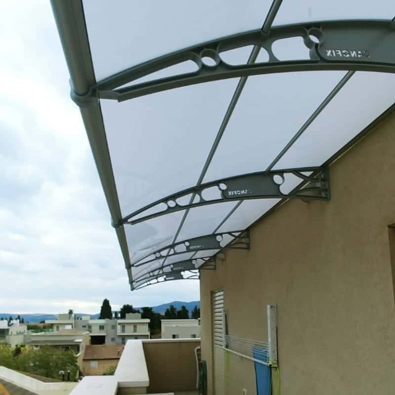 קירוי מרפסת קטנה עם גגון קבוע