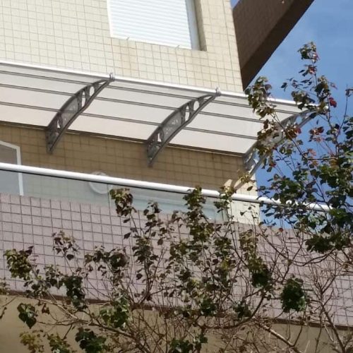 גגון במרפסת