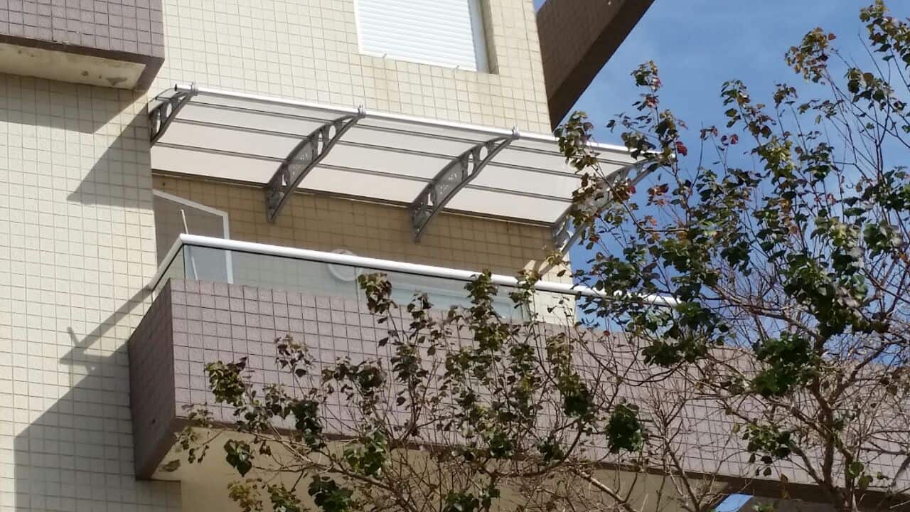 גגון במרפסת