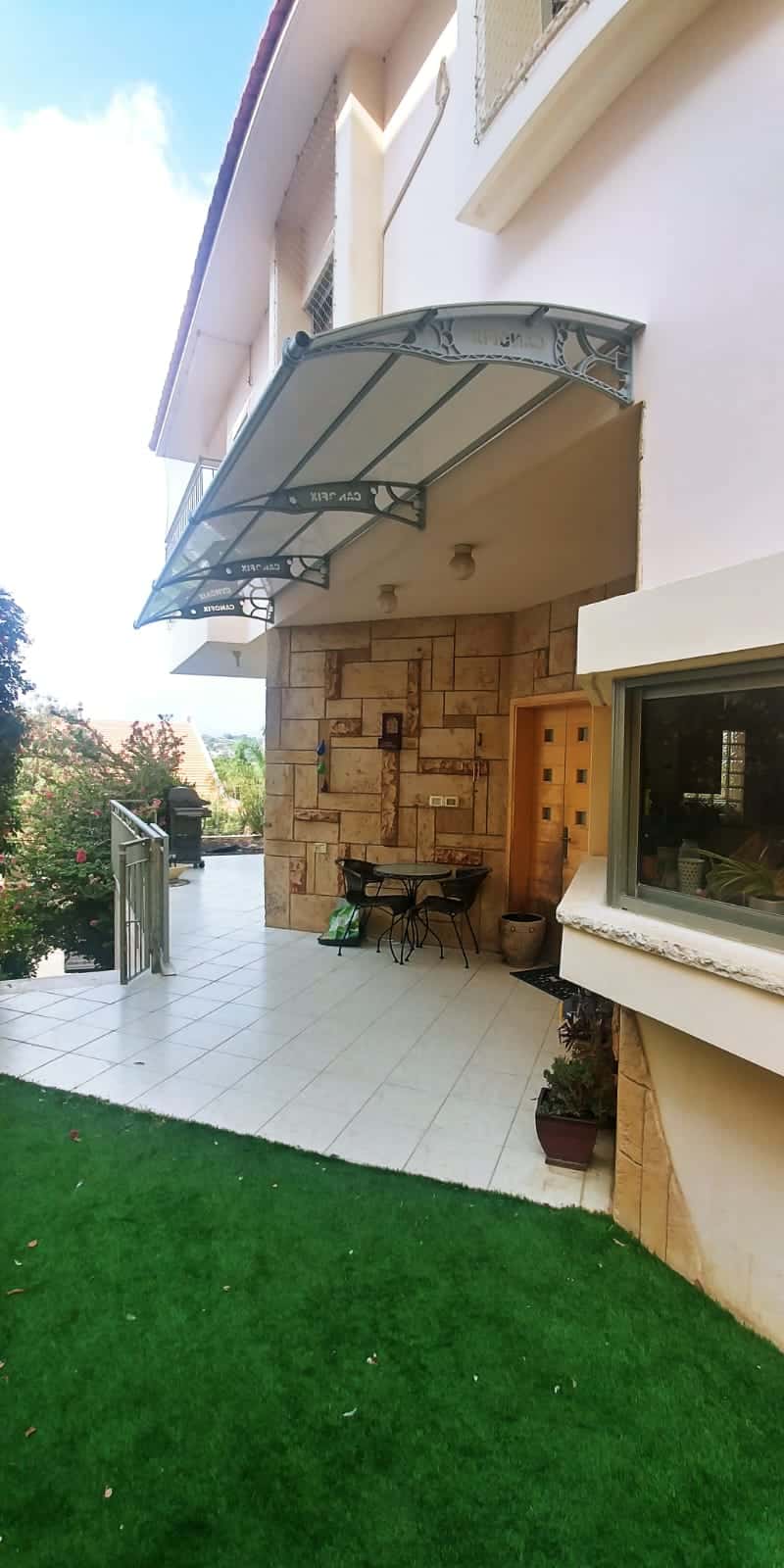 גגון כניסה לבית