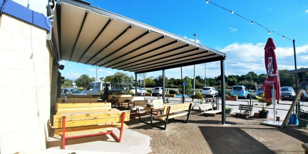 פרגולה חשמלית מתקפלת