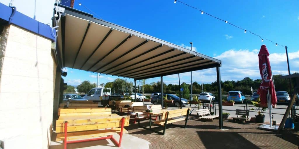 פרגולה חשמלית מתקפלת