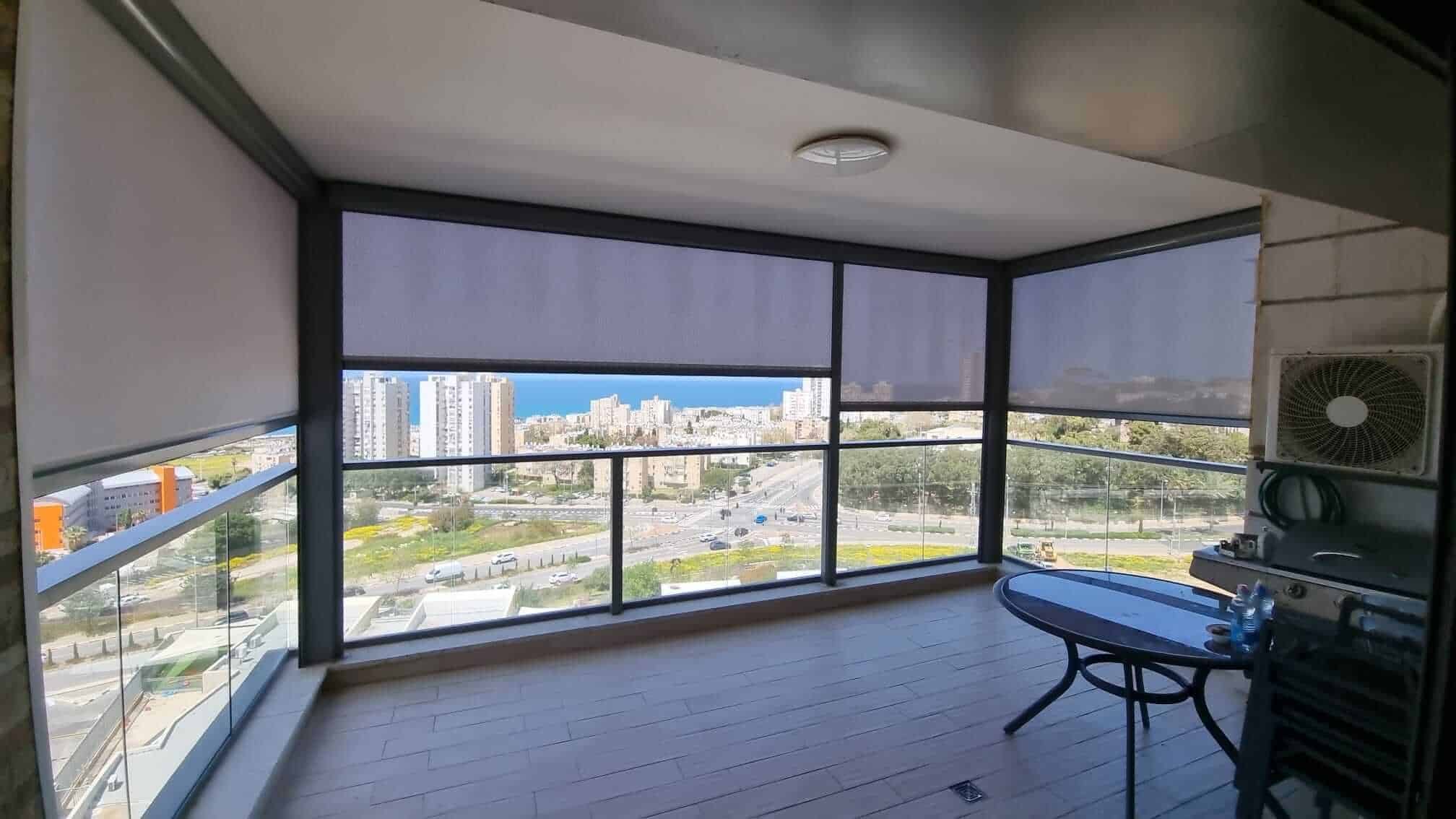 סגירת מרפסת עם סוככי מסך