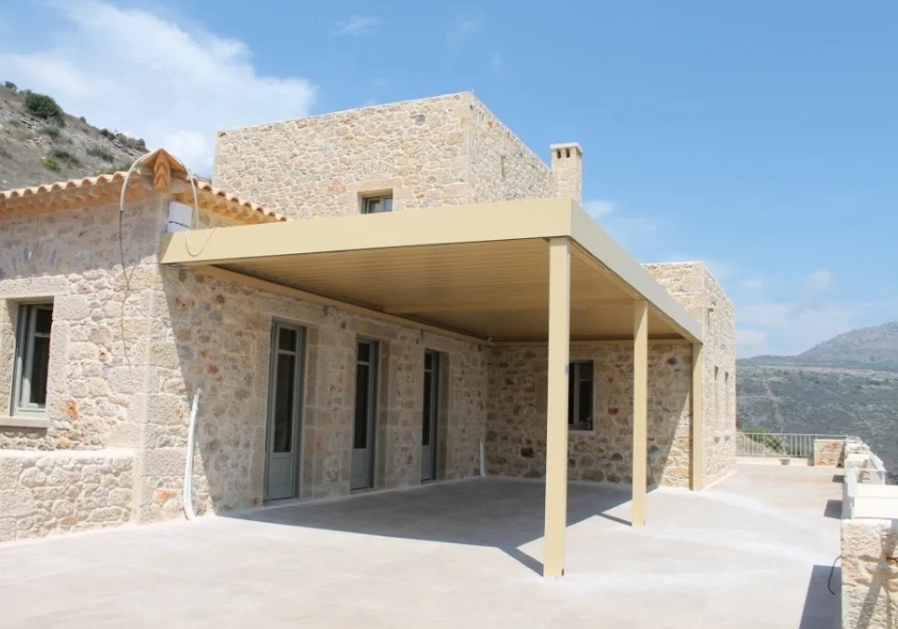 פרגולה רופפת לעומת פרגולה נאספת